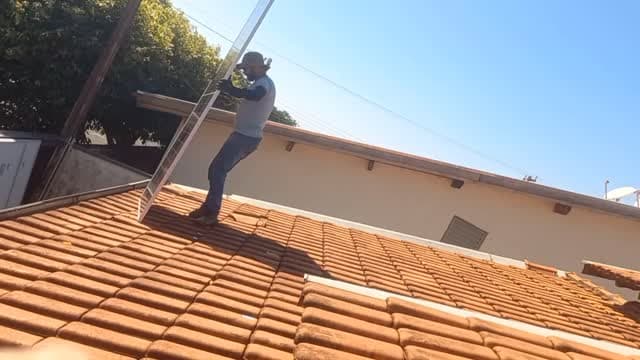 Estrutura solar em campo aberto