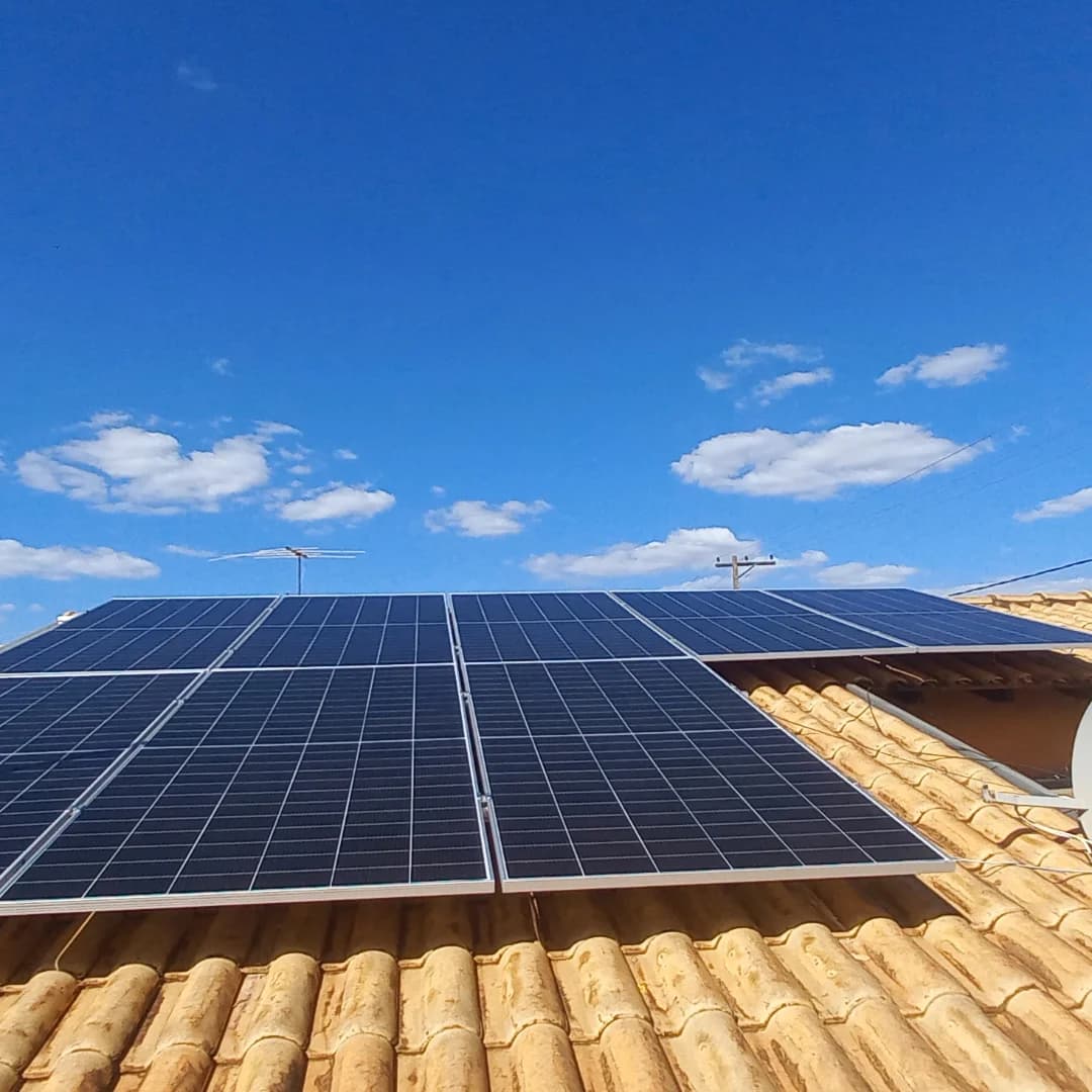 Placas solares em telhado com céu aberto