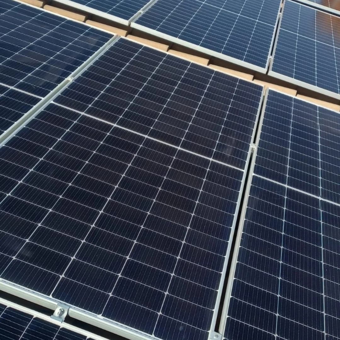 Detalhe das placas solares instaladas